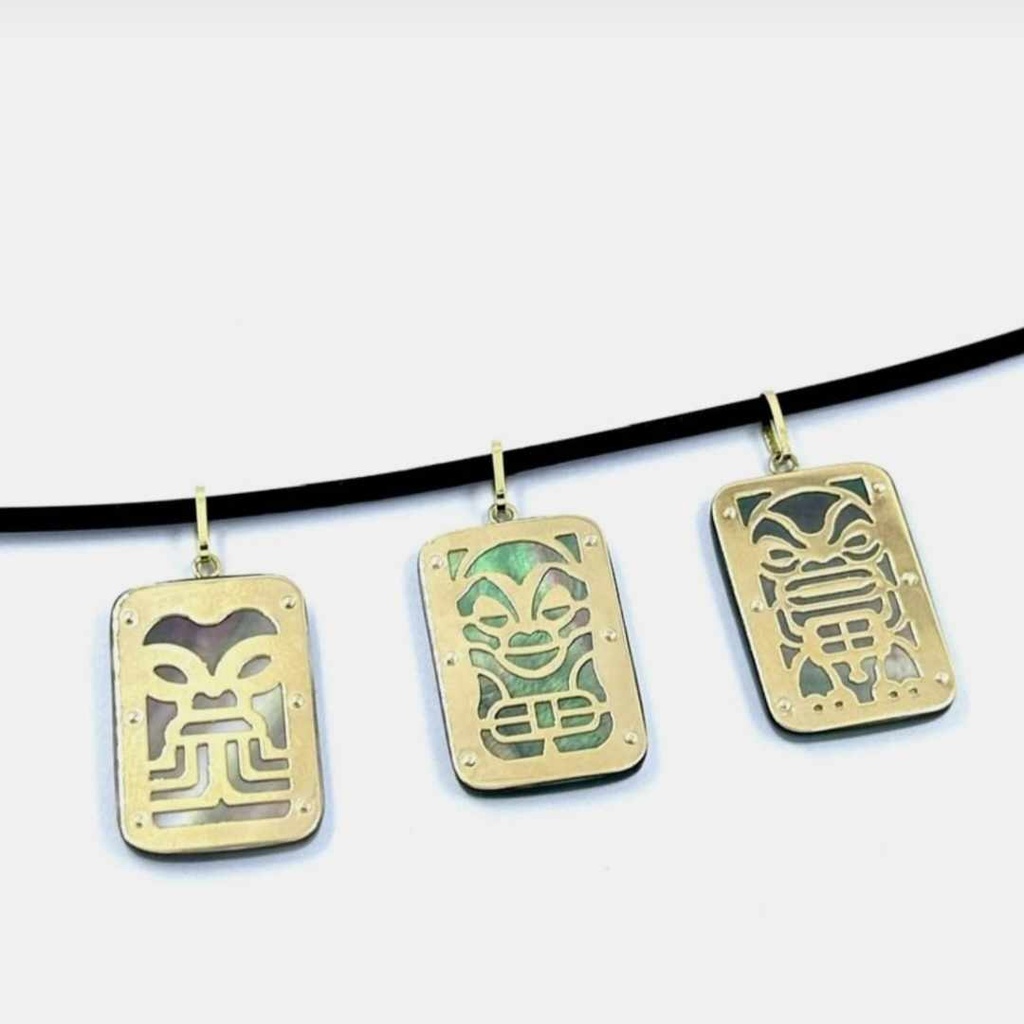 PENDENTIF TIKI RECTANGLE 2.5cm - NACRE ET OR 18CT