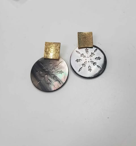 BOUCLES D'OREILLES NACRE RONDE acier doré brossé coeurs