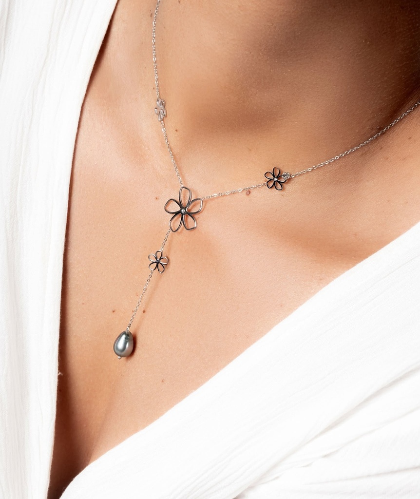 COLLIER TIARE EVIDEE ET PERLE DANS DECOLLETE