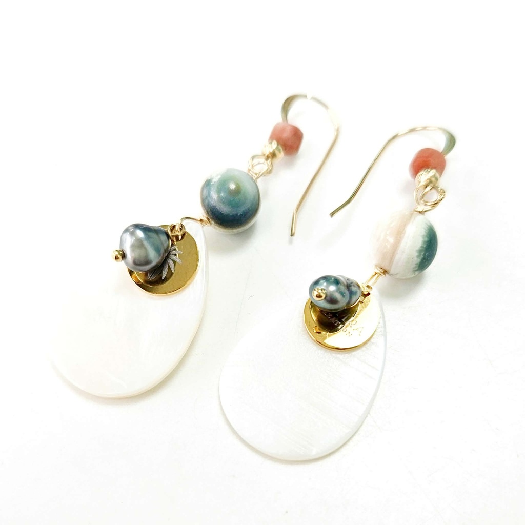 Boucles d'oreille plaqué or, nacres blanches + keishis et burgo