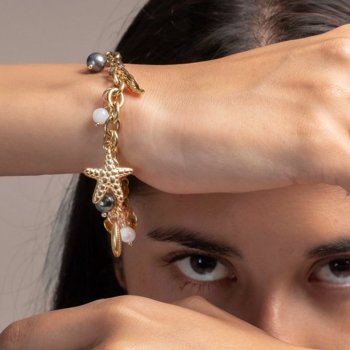 BRACELET BRELOQUES DE LA MER ET 2 PERLES - ACIER DORE