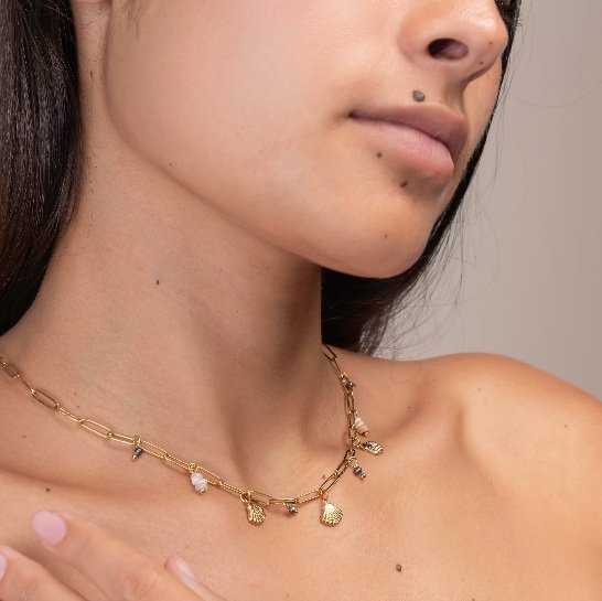 COLLIER BRELOQUES COQUILLAGE ET 4 KEISHIS - ACIER DORE