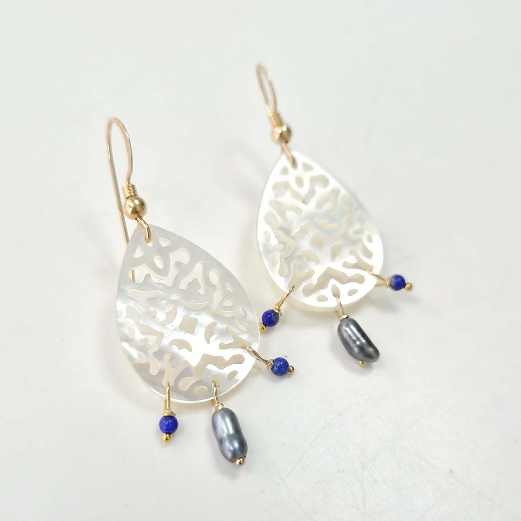 Boucles d'oreilles nacre goutte ajourée blanche keishis