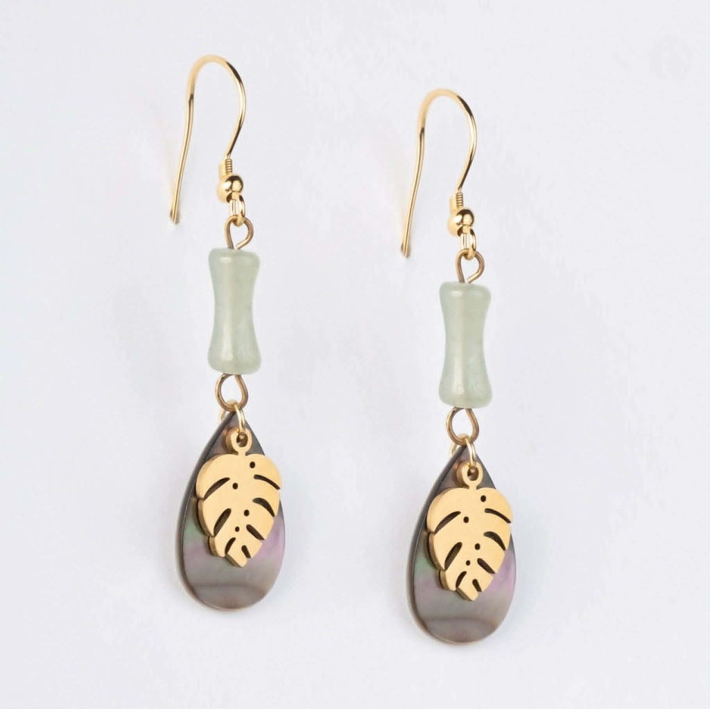Boucles d'oreilles en acier doré, nacre feuille de ape et pierres vertes