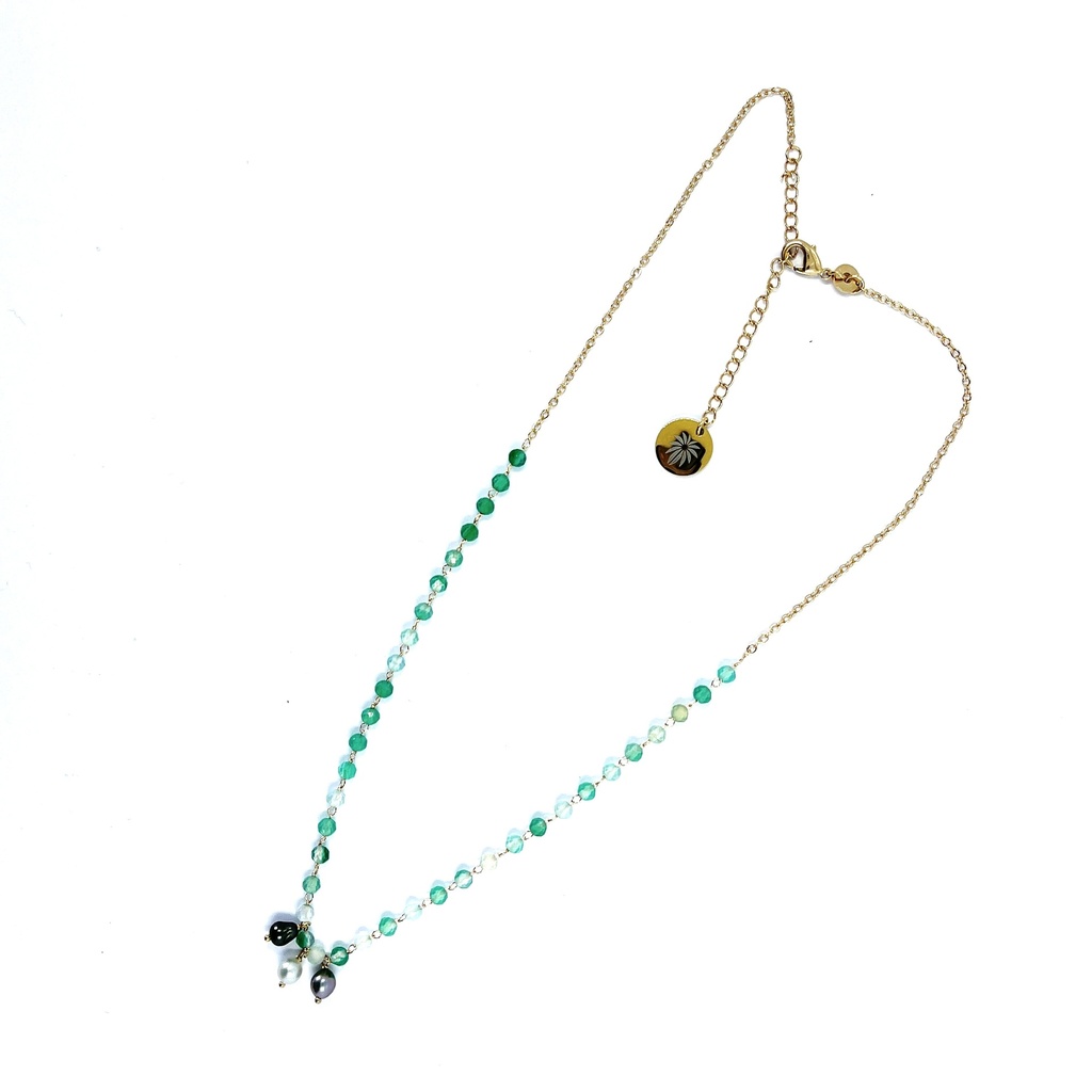 Collier plaqué or, perles en calcédoine verte et keishis