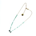 Collier plaqué or, perles en calcédoine verte et keishis