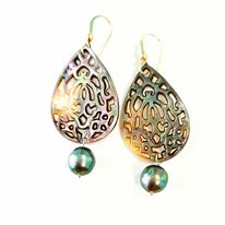 BOUCLES D'OREILLES NACRE AJOUREE ET PERLE DE TAHITI