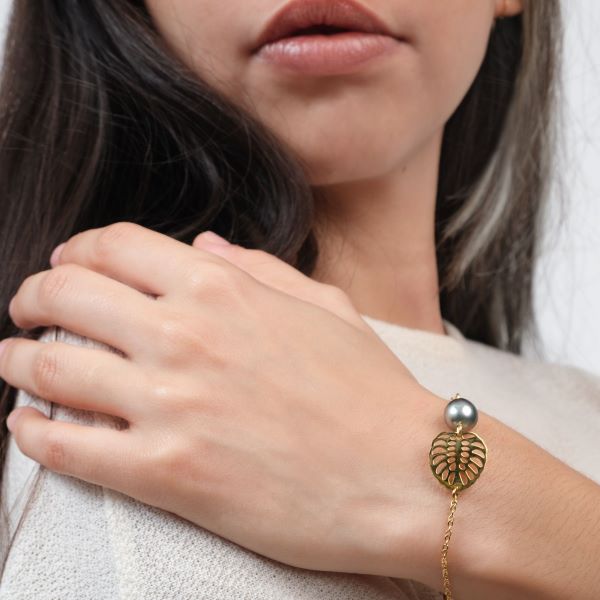 Bracelet minimaliste acier doré, feuille Ape et perle de Tahiti