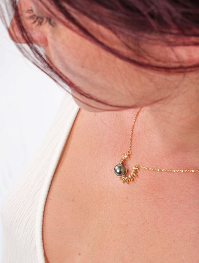 Collier Plaqué or Soleil Perle de Tahiti et zircons