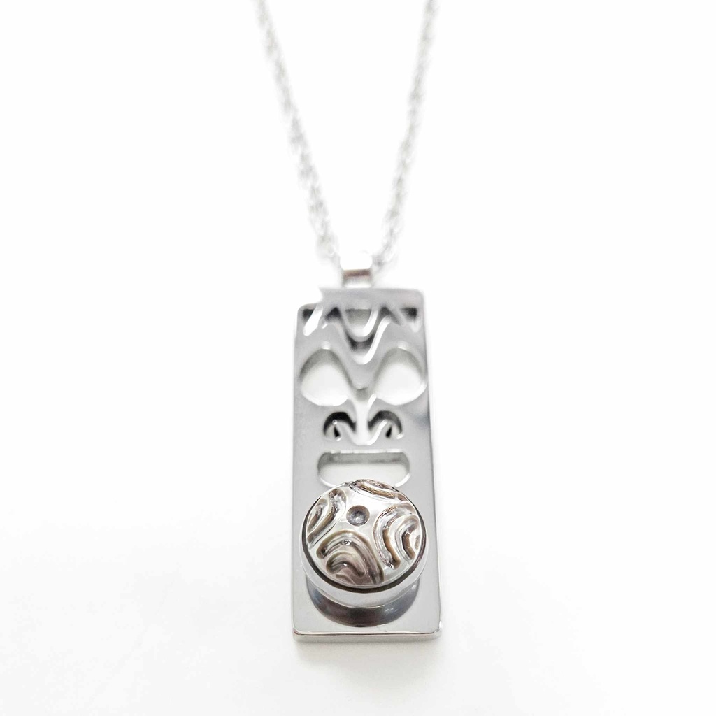 CHAINE AVEC TIKI ACIER ET PERLE GRAVEE