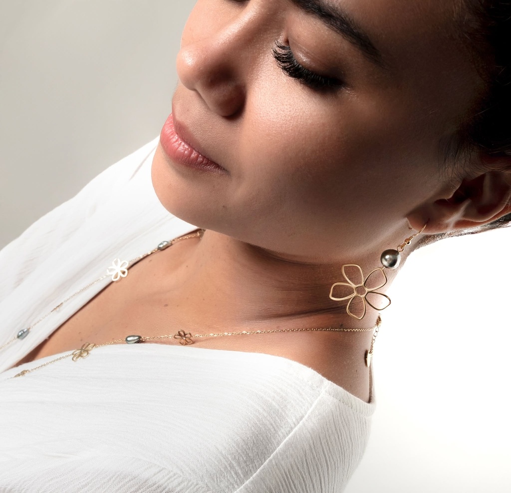 SAUTOIR COURT TIARE ET 4 KEISHIS - ACIER DORE