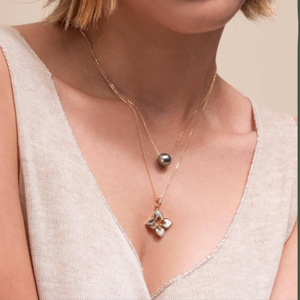 COLLIER DOUBLE- FLEUR NACREE ET PERLE DE TAHITI - PLAQUE OR