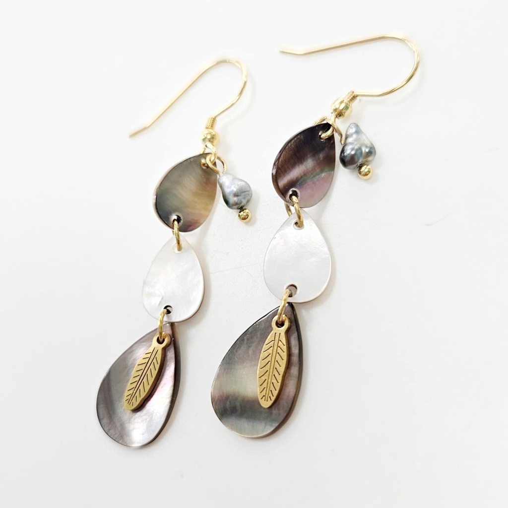 BOUCLES D OREILLES NACRES KEISHI ET FANTAISIE - ACIER DORE