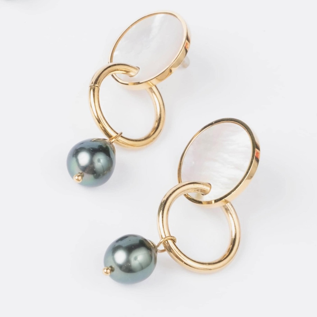 BOUCLES D OREILLES BLANCHES, ANNEAUX ET PERLE - ACIER DORE