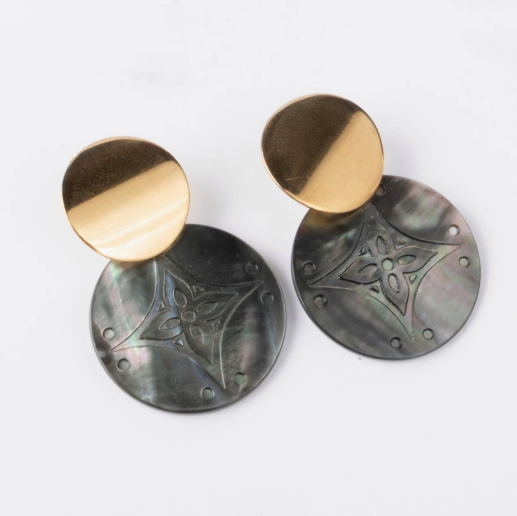 BOUCLES D OREILLES NACRES RONDES GRAVEES - ACIER DORE