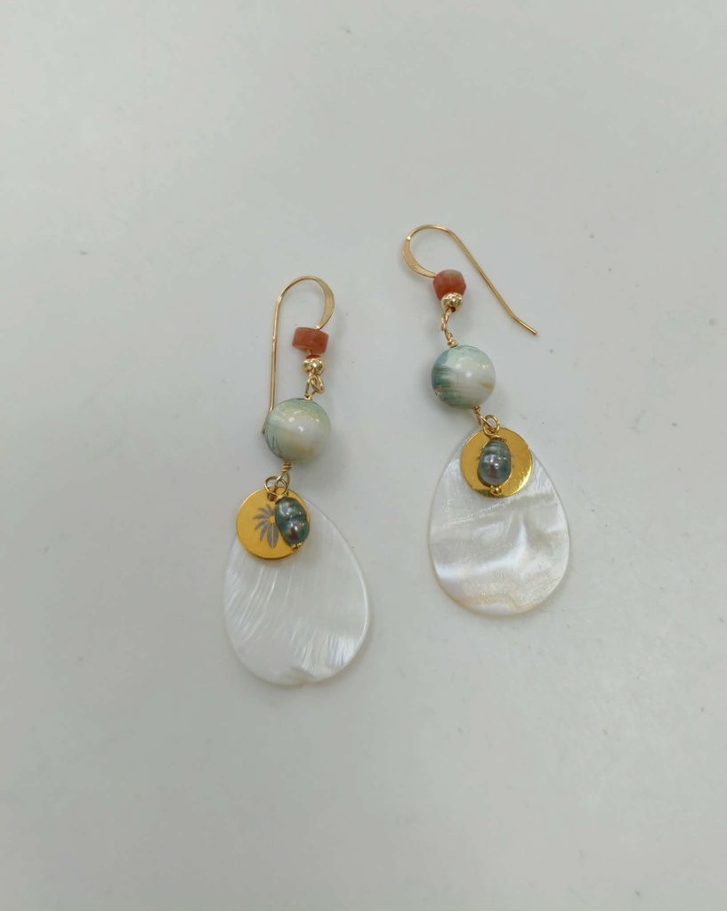 Boucles d'oreille plaqué or, nacres blanches + keishis et burgo