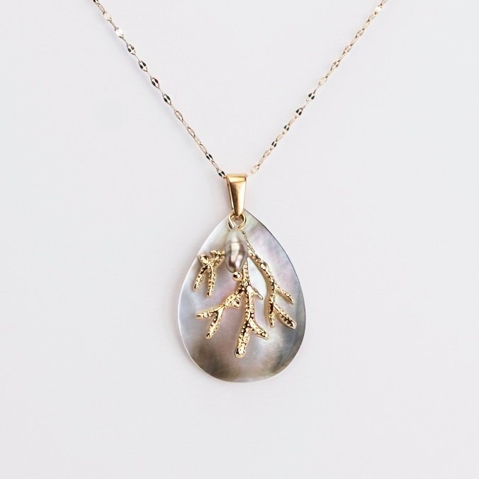 COLLIER PENDENTIF NACRE CORAIL ET KEISHI - ACIER DORE