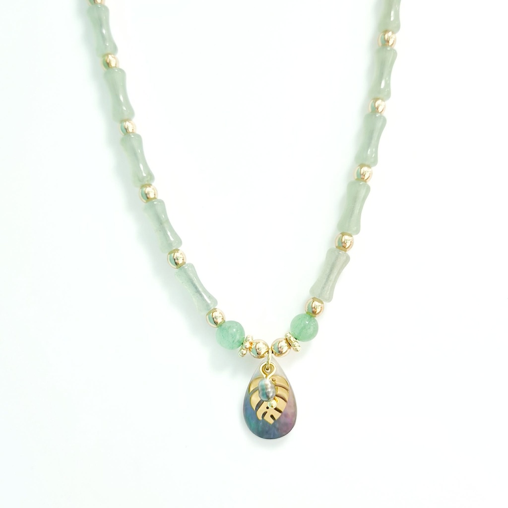 Collier en acier doré pierres agate verte, nacre, ape et keishi
