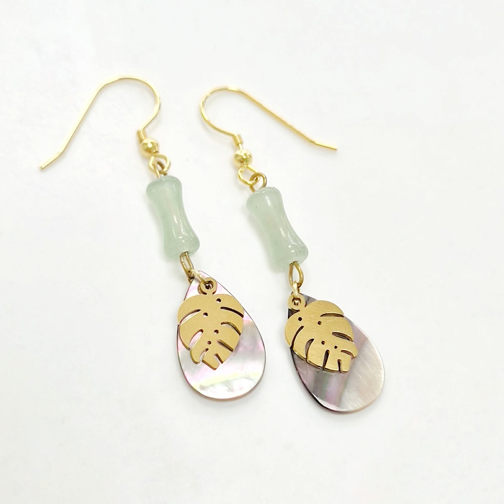 Boucles d'oreilles en acier doré, nacre feuille de ape et pierres vertes