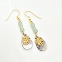 Boucles d'oreilles en acier doré, nacre feuille de ape et pierres vertes
