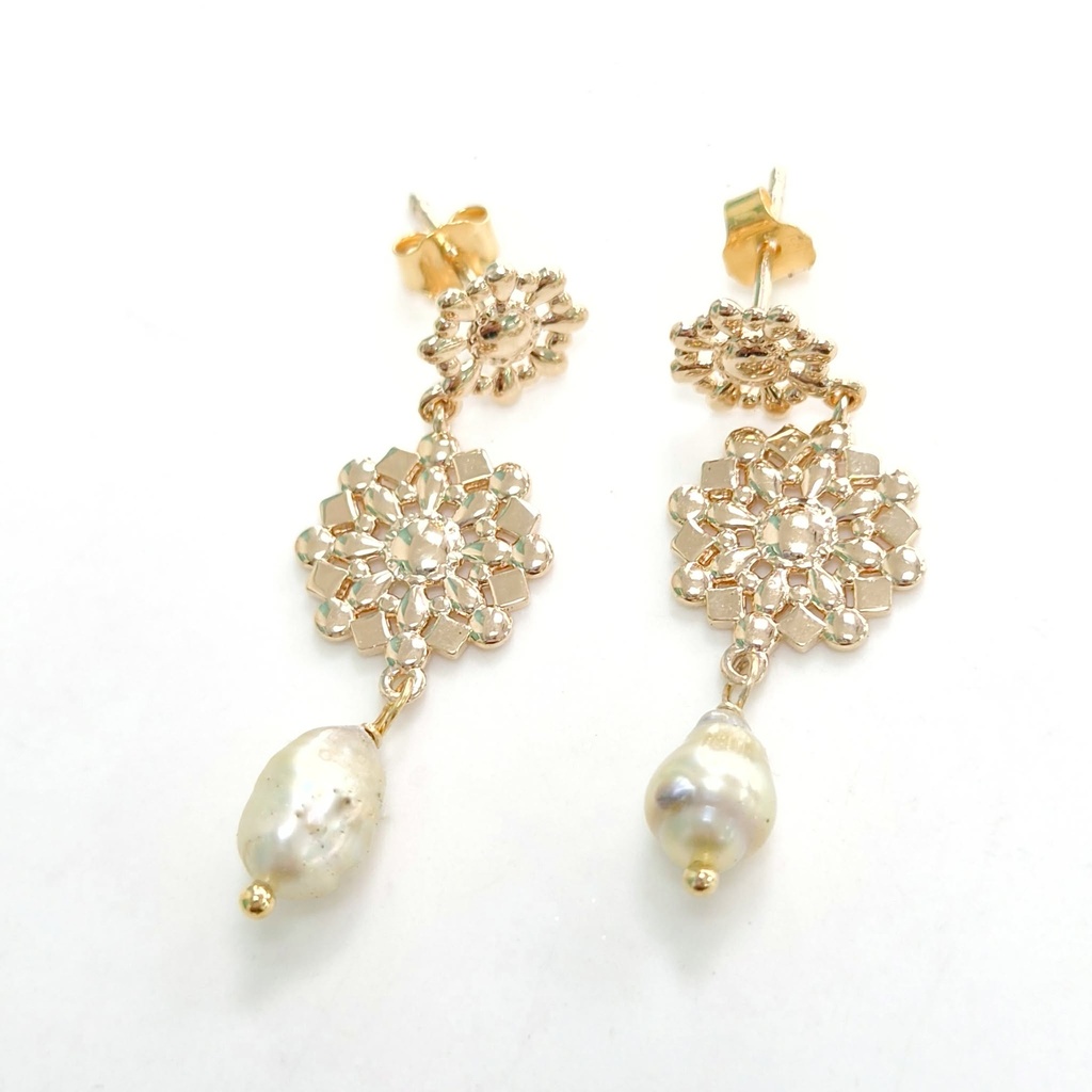 BOUCLES D OREILLES ROSACE FLOCONS ET KEISHIS - PLAQUE OR
