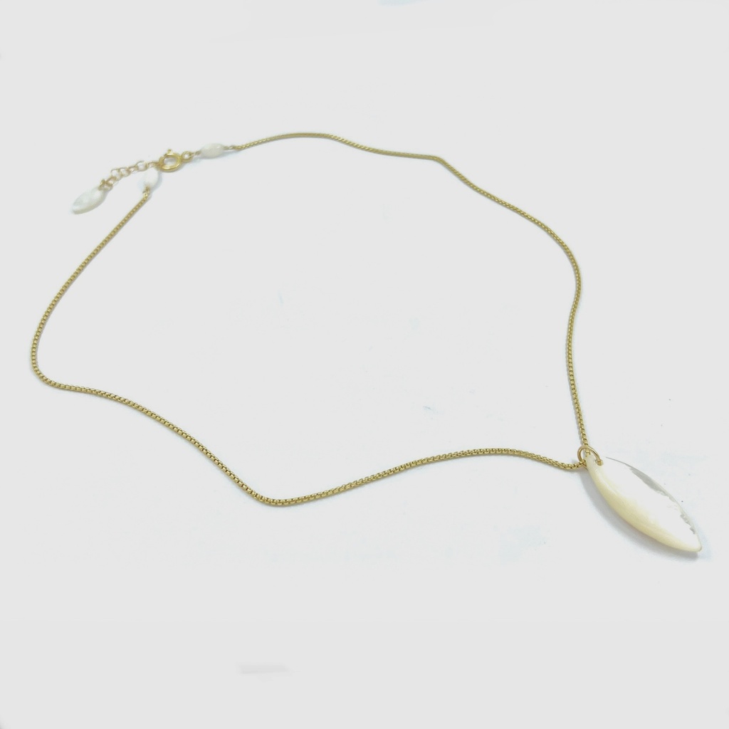 Collier plaqué or avec pendentif nacre blanche