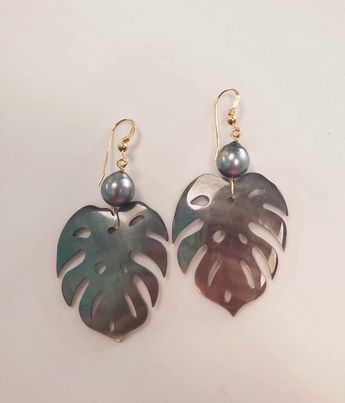 Boucles d'oreille grande nacre uru + perle