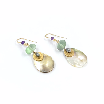 Boucles d'oreille plaqué or nacre, pierre violet/vert, sequin martelé, keishis