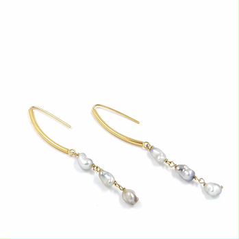 Boucles d'oreillles longues 6 keishis blancs