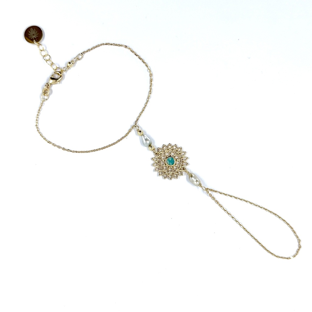 Bijou de main en plaqué or, estampe soleil avec pierre aventurine et keishis