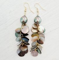 BOUCLES D'OREILLES PERLES DE TAHITI &amp; GRAPPE DE NACRES - acier doré