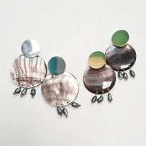[ACSTUDSN] BOUCLES D'OREILLES NACRE RONDE ET KEISHIS