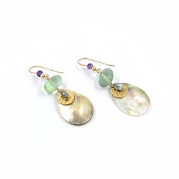[NEGF10C] Boucles d'oreille plaqué or nacre, pierre violet/vert, sequin martelé, keishis